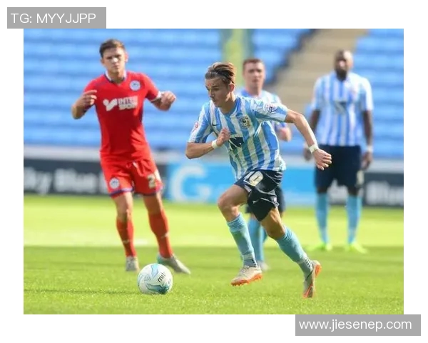 詹姆斯观看足球明星精彩视频分享他的感受与见解